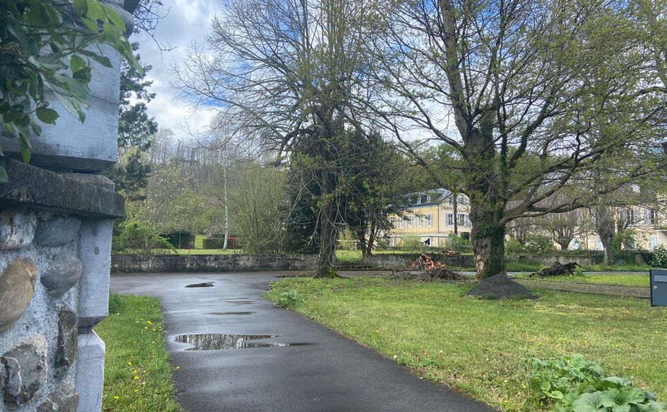 Propriété à Logements Multiples avec une Ancienne Chapelle et des Vues Montagnes